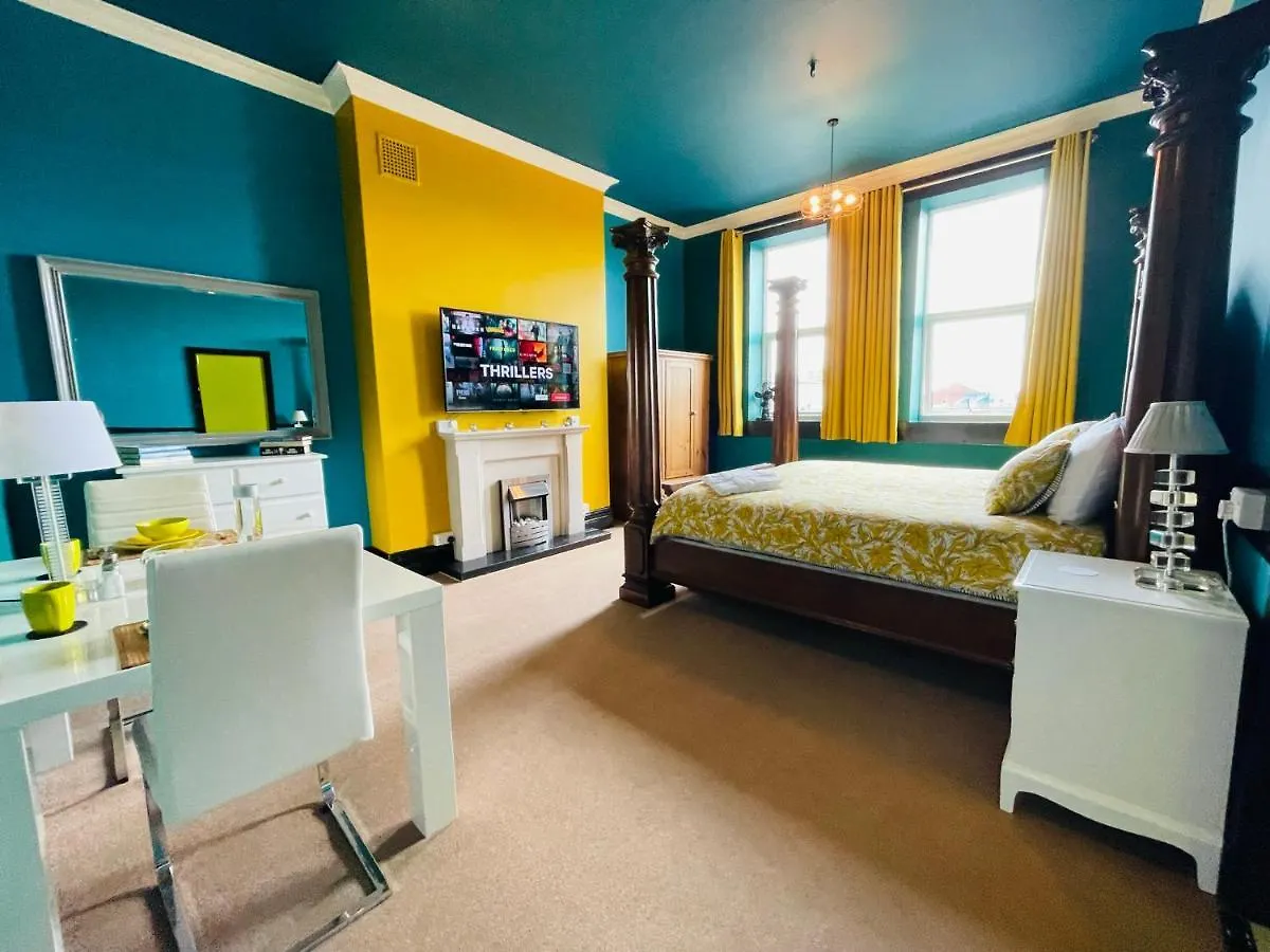 Phoenix Apartments غول